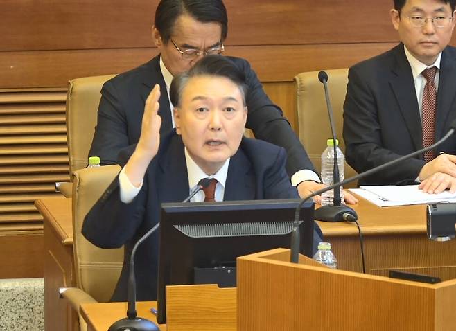 내란 우두머리 혐의로 구속기소 된 윤석열 대통령이 11일 서울 종로구 헌법재판소에서 열린 본인의 탄핵심판 7차 변론에 피청구인으로 출석해 발언하고 있다. 헌법재판소 제공