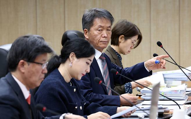 김용원 국가인권위위원회 상임위원(오른쪽 두번째)과 위원들이 10일 서울 중구 국가인권위에서 열린 제2차 전원위원회에 참석해 회의 시작을 기다리고 있다. 공동취재사진