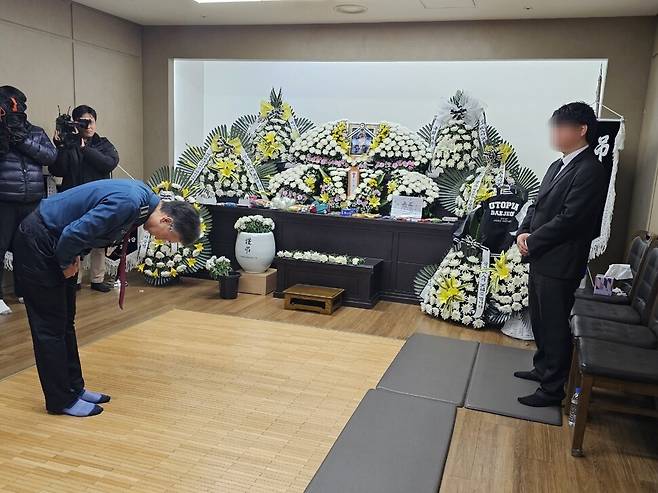 지난 10일 학교에서 교사 손에 목숨을 잃은 고 김하늘(8)양 사건을 수사 중인 대전서부경찰의 육종명 서장이 12일 오전 하늘 아버지의 기자회견 30분 뒤 빈소를 찾아 조문하고 있다. 최예린 기자