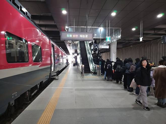 강원 강릉역에 도착한 승객들이 밖으로 나가고 있다. 김광수 선임기자