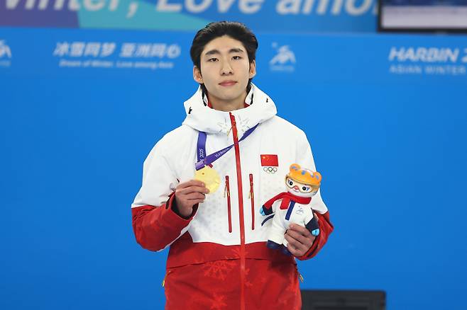 <yonhap photo-4640="">(하얼빈=연합뉴스) 서대연 기자 = 8일 중국 하얼빈 헤이룽장 빙상훈련센터 다목적홀에서 열린 하얼빈 동계아시안게임 쇼트트랙 남자 500m 시상식에서 금메달을 차지한 중국 린샤오쥔(한국명 임효준)이 메달과 마스코트 인형을 들어보이고 있다. 2025.2.8 dwise@yna.co.kr/2025-02-08 16:37:31/ <저작권자 ⓒ 1980-2025 ㈜연합뉴스. 무단 전재 재배포 금지, AI 학습 및 활용 금지></yonhap>
