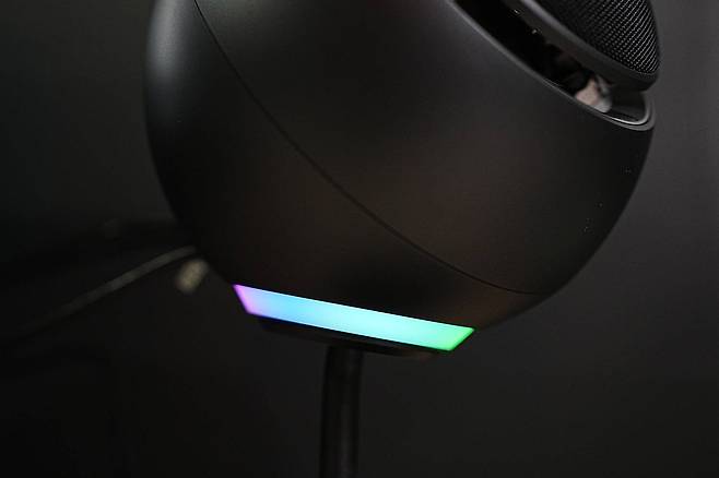 조명 기능을 활성화하면 본체 하단에 있는 LED 링이 점등된다 / 출처=IT동아