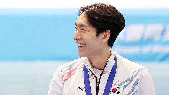 11일 중국 하얼빈 헤이룽장 빙상훈련센터 스피드스케이팅 오벌에서 열린 하얼빈 동계아시안게임 스피드스케이팅 남자 팀 추월 시상식에서 이승훈이 밝게 웃으며 동료 정재원, 박상언을 바라보고 있다. 이승훈은 이날 메달로 9번째 동계AG 메달을 획득하며 김동성(8개)을 제치고 한국 선수 역대 동계AG 최다 메달리스트에 등극했다.연합뉴스