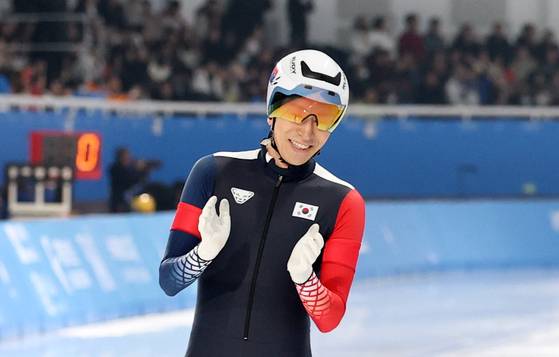 (하얼빈(중국)=뉴스1) 이승배 기자 = 11일(현지시간) 중국 헤이룽장성 하얼빈 스피드 스케이트 오벌에서 열린 하얼빈 동계아시안게임 스피드 스케이팅 남자 팀추월에서 은메달을 확보한 이승훈이 미소 짓고 있다. 이승훈은 동계 아시안게임에서만 총 9개의 메달을 획득, 역대 한국 선수 최다 메달리스트로 우뚝 섰다. 2025.2.11/뉴스1