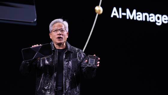 젠슨 황 엔비디아 최고경영자(CEO)가 세계 최대 IT(정보기술)·가전 전시회 'CES 2025' 개막을 하루 앞둔 지난달 6일(현지시간) 미국 네바다주 라스베이거스 만달레이베이 컨벤션센터에서 가진 기조연설에서 최신 인공지능(AI) 가속기 '블랙웰(Blackwell)'을 탑재한 지포스 RTX 50 시리즈 그래픽 카드를 공개하고 있다. 뉴스1