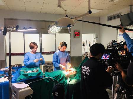 허윤정 교수는 드라마 '프리스트'에 수술 장면 자문의와 대역을 맡았다. 사진은 촬영장의 모습. /사진=본인 제공