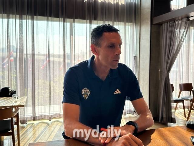 지난달 25일 전북 현대 태국 방콕 전지훈련 캠프에서 인터뷰를 진행한 거스 포옛 감독./방콕(태국)=노찬혁 기자