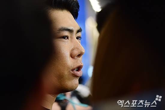 7일 오후 강정호(29, 피츠버그 파이어리츠)가 7일 오후 인천국제공항을 통해 귀국했다. 지난해 1월 14일 피츠버그와 입단 계약을 하기 위해 출국한 이후 약 21개월 만이다. 강정호가 취재진의 질문에 답하고 있다. 엑스포츠뉴스 DB