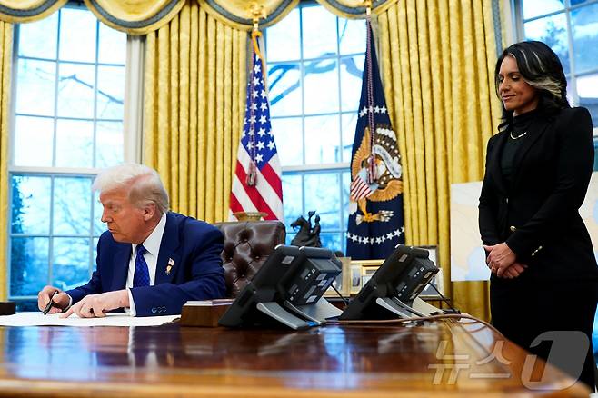 12일(현지시간) 미국 워싱턴DC의 백악관 대통령 집무실에서 털시 개버드 국가정보국(DNI) 국장이 취임하고 있다. ⓒ 로이터=뉴스1 ⓒ News1 정지윤 기자