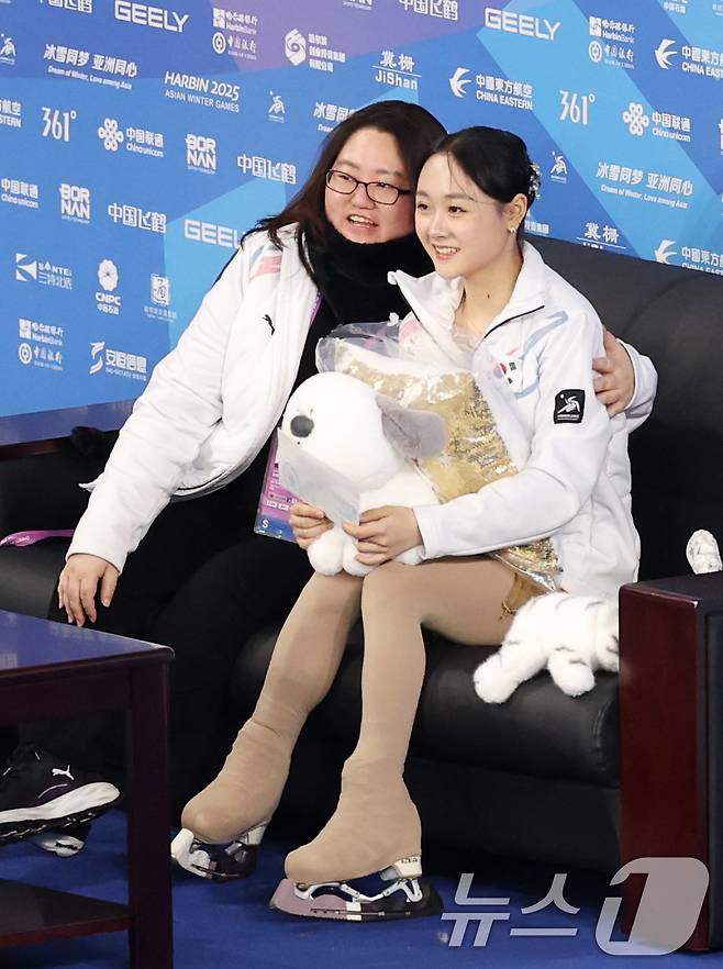 피겨 김채연이 13일 중국 헤이룽장성 하얼빈 빙상훈련센터 다목적홀에서 열린 하얼빈 동계아시안게임 피겨 여자 싱글 프리스케이팅에서 연기를 마치고 점수를 확인하며 기뻐하고 있다. 2025.2.13/뉴스1 ⓒ News1 이승배 기자