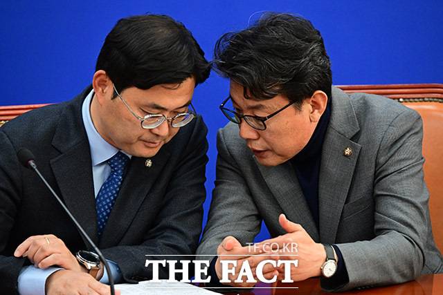 진성준 민주당 정책위의장(오른쪽)은 "정부여당이 여전히 소극적인 자세로 일관하고 있어 야당이지만 어떤 추경이 필요한지 구체적인 내역을 선제적으로 제안한 것"이라고 부연했다.