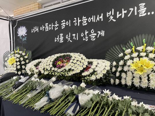 지난 12일 대전 서구 A 초등학교에 마련된 합동분향소에 국화가 올려져 있다. 유가인 기자.