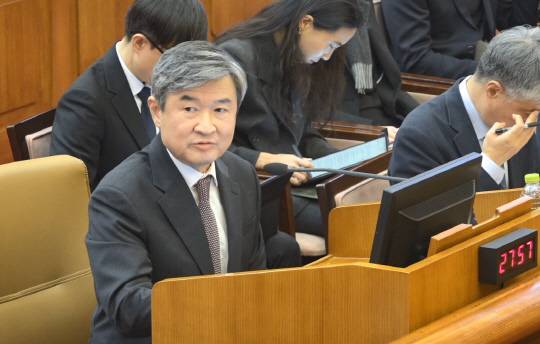 조태용 국가정보원장이 13일 서울 종로구 헌법재판소에서 열린 윤석열 대통령 탄핵 심판 8차 변론에 증인으로 출석해 답변하고 있다.<헌법재판소 제공·연합뉴스>