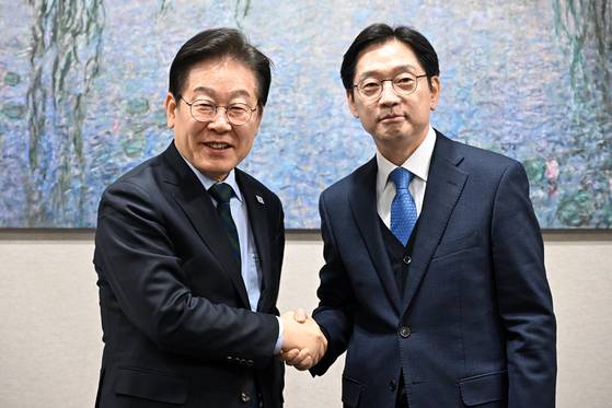 이재명 더불어민주당 대표가 13일 서울 여의도 국회에서 김경수 전 경남도지사와 만나 회동하며 악수하고 있다. 전민규 기자