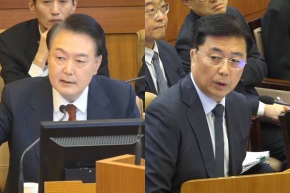 (왼쪽)윤석열 대통령이 2025년 2월 13일 서울 종로구 헌법재판소에서 열린 본인의 탄핵 심판 8차 변론에서 발언하고 있다. (오른쪽)앞서 4일 윤 대통령 탄핵심판 5차 변론기일에 증인으로 출석해 발언하는 홍장원 전 국가정보원 1차장. 헌법재판소 제공