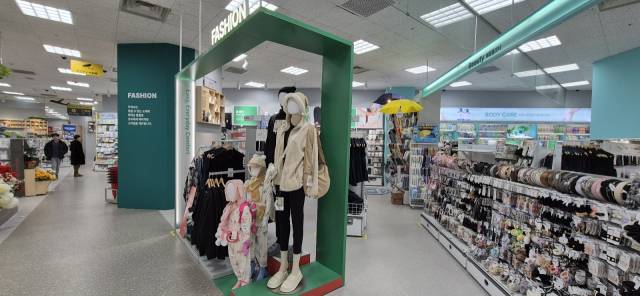 서울 양천구에 있는 다이소의 의류 매장에 11일 5000원 가격표를 단 의류가 진열돼 있다. 임세원기자