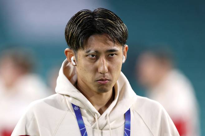 바이에른 뮌헨 이토 히로키가 13일 유럽챔피언스리그 셀틱전에 앞서 경기장에 도착해 그라운드를 밟고 있다. Getty Images코리아