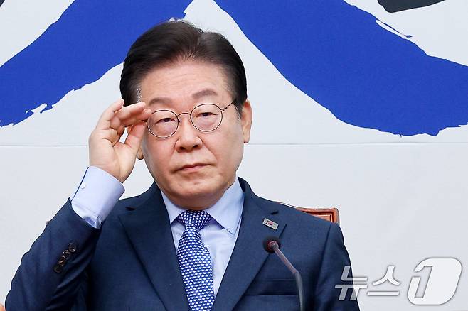 이재명 더불어민주당 대표가 14일 오전 서울 여의도 국회에서 열린 최고위원회의에 참석해 안경을 고쳐쓰고 있다. 2025.2.14/뉴스1 ⓒ News1 안은나 기자