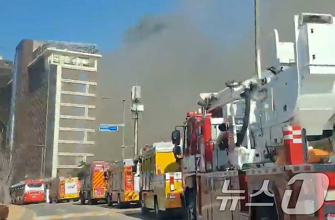 14일 오전 부산 기장군 반얀트리 호텔 신축 공사장에서 화재가 발생해 다수의 사상자가 발생했다. 부산소방재난본부 등에 따르면 119구조대는 화재 현장에 있던 인부 등을 헬기로 구조하는 등 인명 구조에 총력을 기울이고 있다. 불은 이 오전 10시 51분쯤 공사장 B동 1층 풀장 인근에 적재된 단열재에서 처음 발생했다. 소방 당국은 대응 2단계를 발령하고 2시간째 진화작업을 벌이고 있다. (부산소방재난본부 제공, 재판매 및 DB 금지)2025.2.14/뉴스1