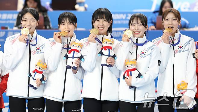 14일 중국 헤이룽장성 하얼빈시 핑팡컬링아레나에서 열린 하얼빈 동계아시안게임 여자 컬링 결승전 한국과 중국의 경기에서 7대2로 승리하며 금메달을 딴 대표팀 선수들이 포디움에 올라 세리머니 하고 있다. 왼쪽부터 김민지, 설예은, 김은지, 김수지, 설예지. 2025.2.14/뉴스1 ⓒ News1 이승배 기자
