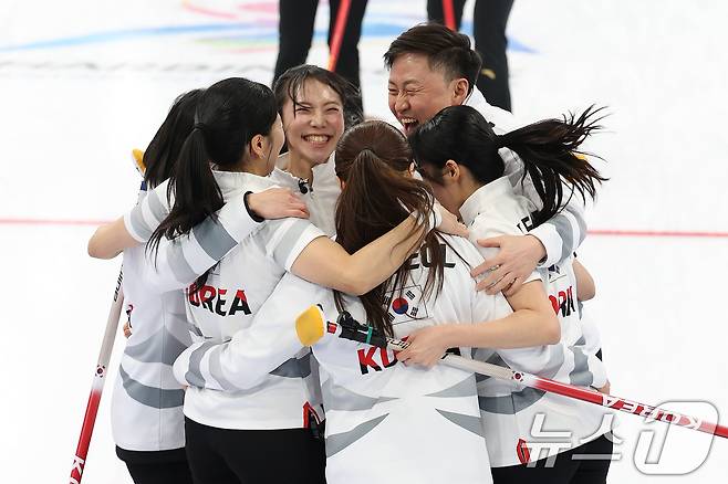 14일 중국 헤이룽장성 하얼빈시 핑팡컬링아레나에서 열린 하얼빈 동계아시안게임 여자 컬링 결승전 한국과 중국의 경기에서 7대2로 승리하며 금메달을 따낸 대표팀 선수들이 기뻐하고 있다. 2025.2.14/뉴스1 ⓒ News1 이승배 기자