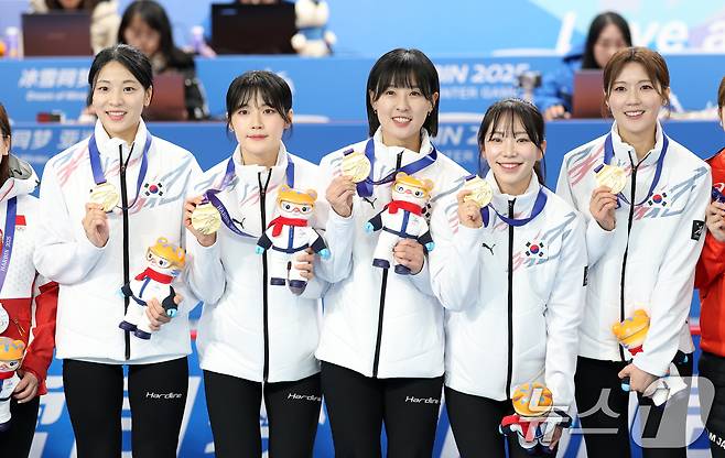 하얼빈 동계아시안게임 여자 컬링에서 금메달을 차지한 컬링 대표팀이 14일 중국 헤이룽장성 하얼빈시 핑팡컬링아레나에서 열린 시상식에서 기뻐하고 있다. 이날 한국 여자 컬링은 중국을 상대로 7대2로 승리해 금메달을 차지했다. 2025.2.14/뉴스1 ⓒ News1 이승배 기자
