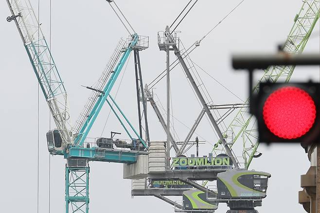 지난해 서울 시내 공사 현장에 설치된 타워크레인의 모습. /뉴스1