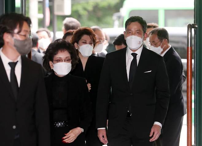 신세계그룹 이명희 회장, 정용진 부회장, 정유경 총괄사장이 지난 2022년 5월 13일 서울아산병원 장례식장에 마련된 고(故) 구자학 아워홈 회장의 빈소를 찾고 있다. 뉴시스