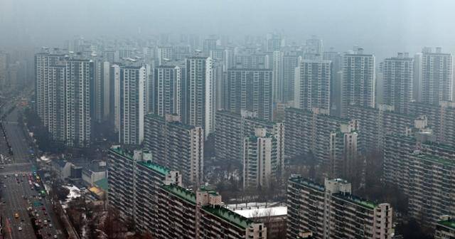 서울시가 강남권 토지거래허가구역 해제를 발표한 12일 서울 잠실 일대 아파트 단지. 연합뉴스