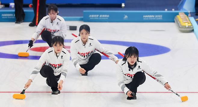 <yonhap photo-4391=""> 여자 컬링 결승전 한중전, 경기장에 입장하는 선수들 (하얼빈=연합뉴스) 서대연 기자 = 14일 중국 하얼빈 핑팡 컬링 아레나에서 열린 하얼빈 동계아시안게임 여자 컬링 결승전 한국과 중국의 경기에 앞서 대표팀 선수들이 경기장에 입장하고 있다. 2025.2.14 superdoo82@yna.co.kr/2025-02-14 14:06:44/ <저작권자 ⓒ 1980-2025 ㈜연합뉴스. 무단 전재 재배포 금지, AI 학습 및 활용 금지></yonhap>