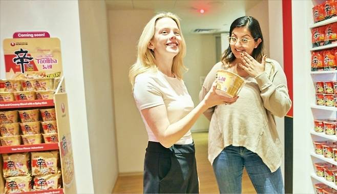 신라면 툼바에 관심을 보이는 해외 소비자들. / 사진= 농심 제공