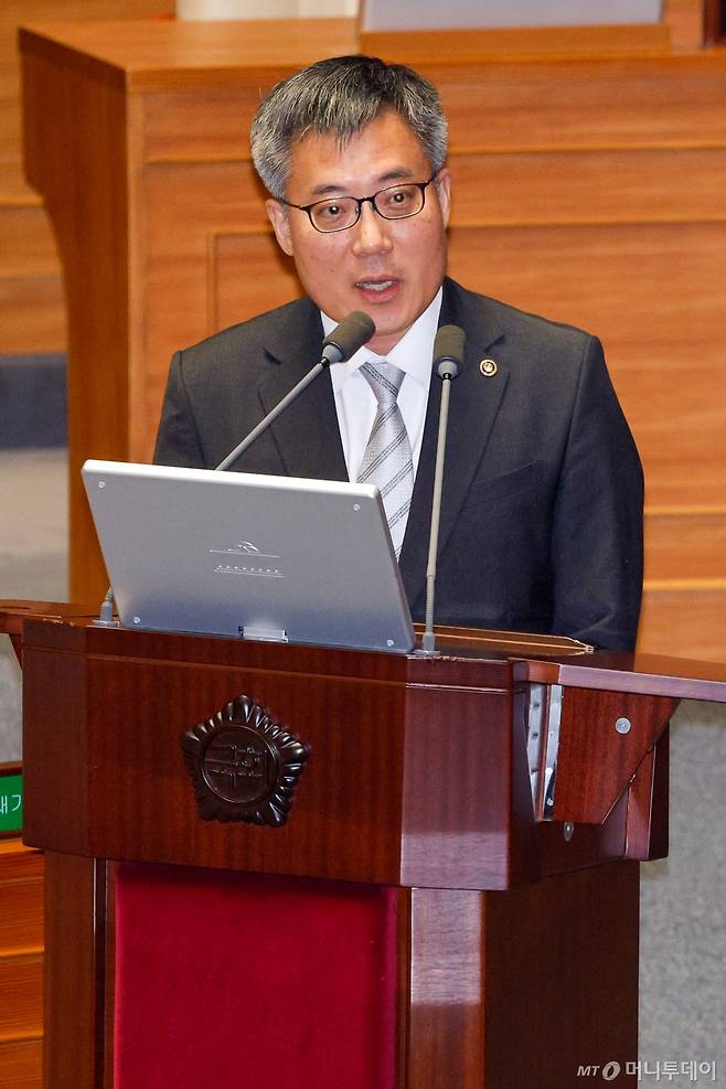 김석우 법무부 장관 직무대행(차관)이 14일 오후 서울 여의도 국회에서 열린 제422회국회(임시회) 제6차 본회의에서 신정훈 더불어민주당 의원의 교육·사회·문화에 관한 대정부 질문에 답하고 있다. 2025.2.14/뉴스1 Copyright (C) 뉴스1. All rights reserved. 무단 전재 및 재배포, AI학습 이용 금지.