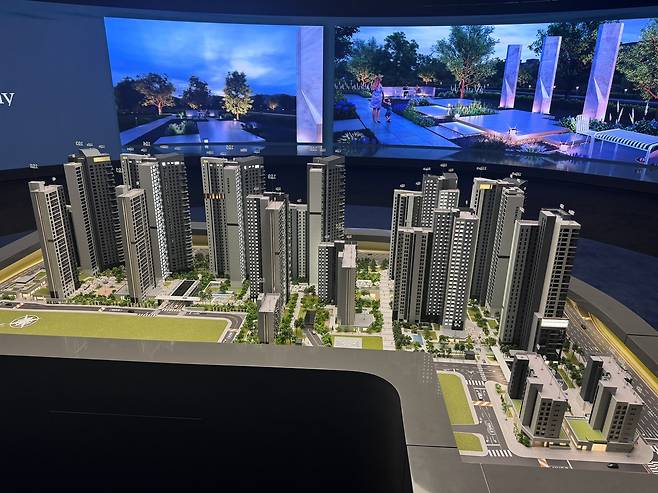 송파구 방이동 대림가락·한양3차 재건축 후 조성될 ‘래미안 비아채’ 모형. 가운데 공공보행통로를 사이에 두고 왼쪽은 현재 대림가락 부지, 오른쪽은 한양3차 부지. 서영상 기자.