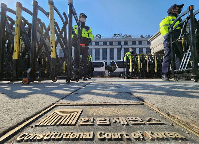 윤석열 대통령에 대한 헌법재판소의 탄핵심판 7차 변론이 열린 11일 서울 종로구 헌재 앞을 경찰이 지키고 있다. 연합뉴스