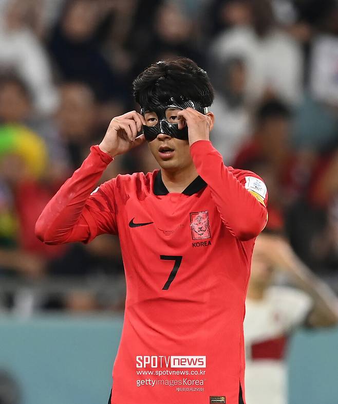 ▲ 음바페가 유로2024에서 안면 보호 마스크를 쓰고 출전하고 있다. 카타르 월드컵에서 손흥민과 같았다. 손흥민은 카타르 월드컵 직전 챔피언스리그에서 안와골절 부상을 당했고 특수 제작한 마스크를 쓰고 조별리그 일정을 치렀다. 16강 진출을 위해 반드시 이겨야했던 포르투갈전에선 경기 막판 안면 보호 마스크를 벗고 손에 쥔 채 투혼을 발휘했다. 유로에서 마스크를 쓴 음바페는 \"마스크를 쓰고 뛰는 건 정말 끔찍하다. 정말 어렵다. 마스크가 시야를 제한한다. 벗을 수만 있다면 벗고 싶다\"고 털어놨다