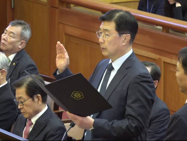 홍장원 전 국가정보원 1차장이 지난 4일 헌법재판소에서 열린 윤석열 대통령 탄핵심판 5차 변론기일에 증인으로 출석해 증인선서를 하고 있다. (사진=헌법재판소)