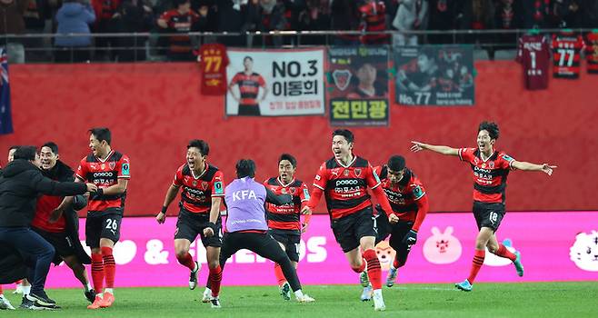 30일 서울월드컵경기장에서 열린 코리아컵 결승에서 김인성(7번)의 역전골이 터지자 기뻐하는 포항 선수들