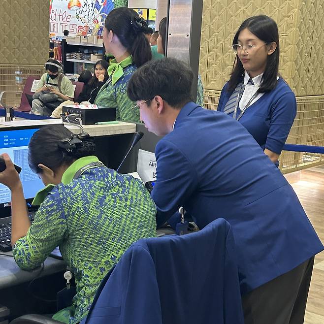 버튼을 누르면 공항 내 방송송출이 예약되는 시스템이다(에어부산 제공)