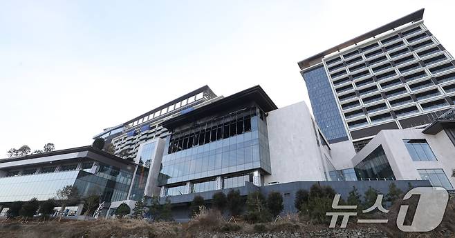 14일 부산 기장군 반얀트리 호텔 신축 공사장에서 화재가 발생한 가운데 내부가 불에 검게 타 있다. 2025.2.14/뉴스1 ⓒ News1 윤일지 기자