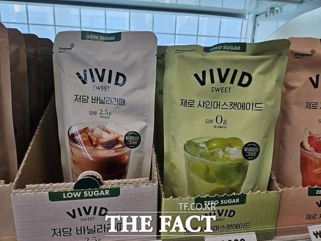 설탕을 줄인 식품은 당류 함량, 첨가당 사용 여부에 따라 '저당'과 '제로 슈거', '무가당'으로 나뉜다. 14일 서울시 관악구 한 제로스토어 매장에 당류 성분이 표기된 동원홈푸드 '저당 바닐라라떼', '제로 샤인머스켓에이드' 제품이 진열돼 있다. /우지수 기자