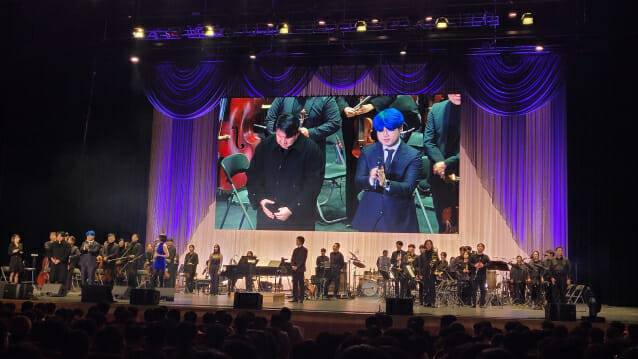 (왼쪽부터) 니케 오케스트라 콘서트가 끝나고 관람객들에게 인사를 전하는 유형석 디렉터와 주종현 디렉터.