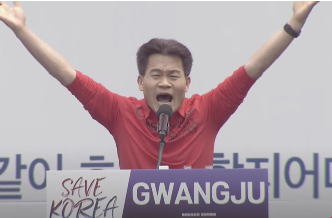 전한길 한국사 강사. 전씨는 15일 보수성향 개신교 단체 세이브코리아가 주최한 국가비상기도회에서 "계몽령을 통해 국민들 일깨워준 윤 대통령 석방하라"고 목소리를 높였다. 유튜브 갈무리