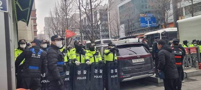 윤석열 정권 즉각 퇴진·사회대개혁 광주비상행동이 동구 금남로 일대에서 개최한 제14차 광주시민총궐기대회에서 경찰이 세이브코리아 국가비상기도회 참여자와 충돌이 지속되자 두 집회를 연결하는 도로를 차단했다. 민찬기 기자