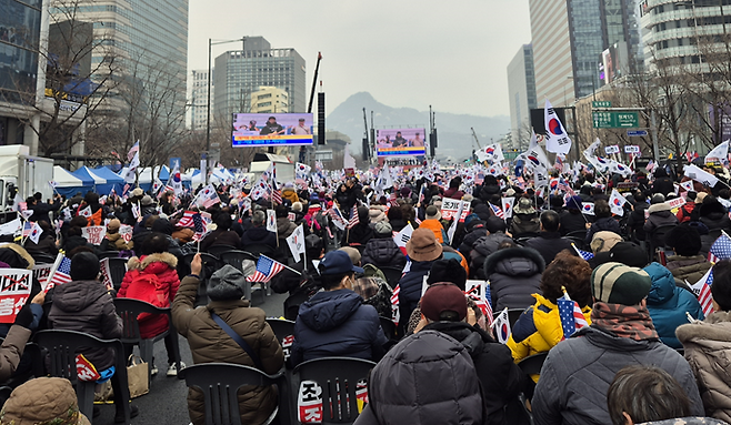 15일 서울 종로구 광화문 일대에서 열린 윤석열 대통령 탄핵반대 집회에서 참석자들이 태극기와 성조기를 흔들고 있다. 사진=장유하 기자