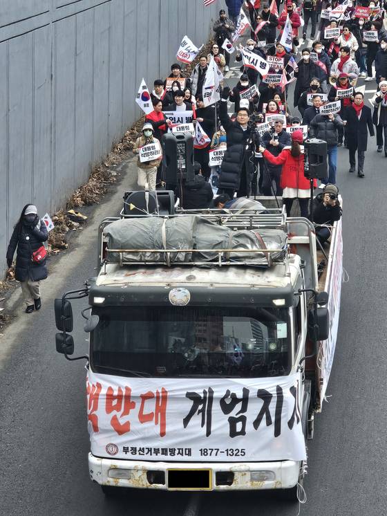 15일 국민의힘 당협위원장 가두행진에는 부정선거부패방지대도 참여했다. 해당 단체는 김용현 전 국방부 장관이 부정선거 출처로 꼽은 곳이다. 이찬규 기자