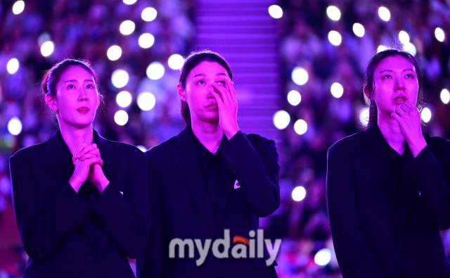 2024년 6월 8일 서울 잠실실내체육관에서 '김연경 국가대표 은퇴경기'가 열렸다. 김수지, 김연경, 양효진(왼쪽부터)이 여자배구 레전드들과 국가대표 은퇴식을 하며 눈물 흘리고 있다./마이데일리