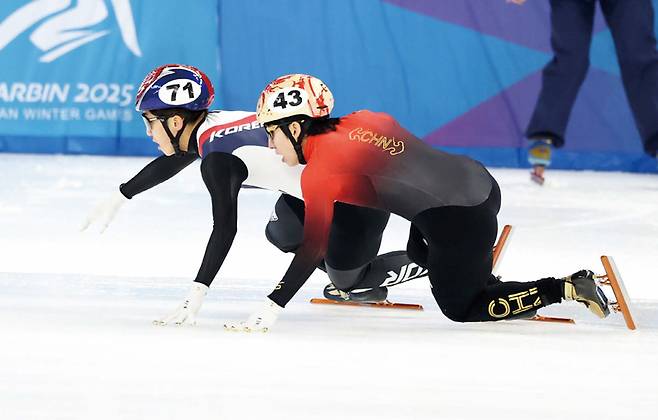 2월9일 중국 헤이룽장성 하얼빈 빙상훈련센터 다목적홀에서 열린 하얼빈동계아시안게임 남자 쇼트트랙 5000m 계주 결승에서 대한민국 마지막 주자 박지원(왼쪽)이 중국 린샤오쥔과 몸싸움을 벌이고 있다. ⓒ뉴스1
