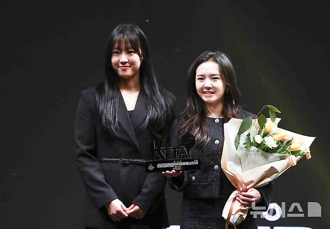 신유빈(왼쪽)과 전지희가 14일 KTTA AWARDS 2025에서 함께 무대에 올라 기념촬영을 하고 있다. /사진=뉴시스