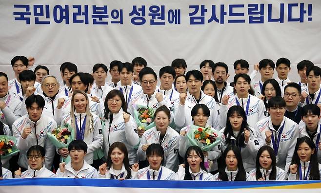 15일 오후 인천국제공항 제1여객터미널에서 열린 2025 하얼빈 동계아시안게임 대한민국 선수단 귀국 환영행사, 선수들이 기념사진 촬영에 임하고 있다. 연합뉴스