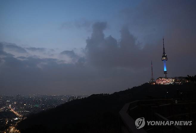 한일 수교 60주년 기념해 불 밝힌 남산서울타워 (서울=연합뉴스) 이정훈 기자 = 15일 서울 남산서울타워에 한국과 일본의 국기를 상징하는 파란색과 빨간색이 번갈아 비춰지고 있다. 서울과 도쿄의 상징적 랜드마크인 남산서울타워와 도쿄타워는 이날 한일 국교정상화 60주년을 기념해 동시에 불을 밝혔다. 2025.2.15 uwg806@yna.co.kr